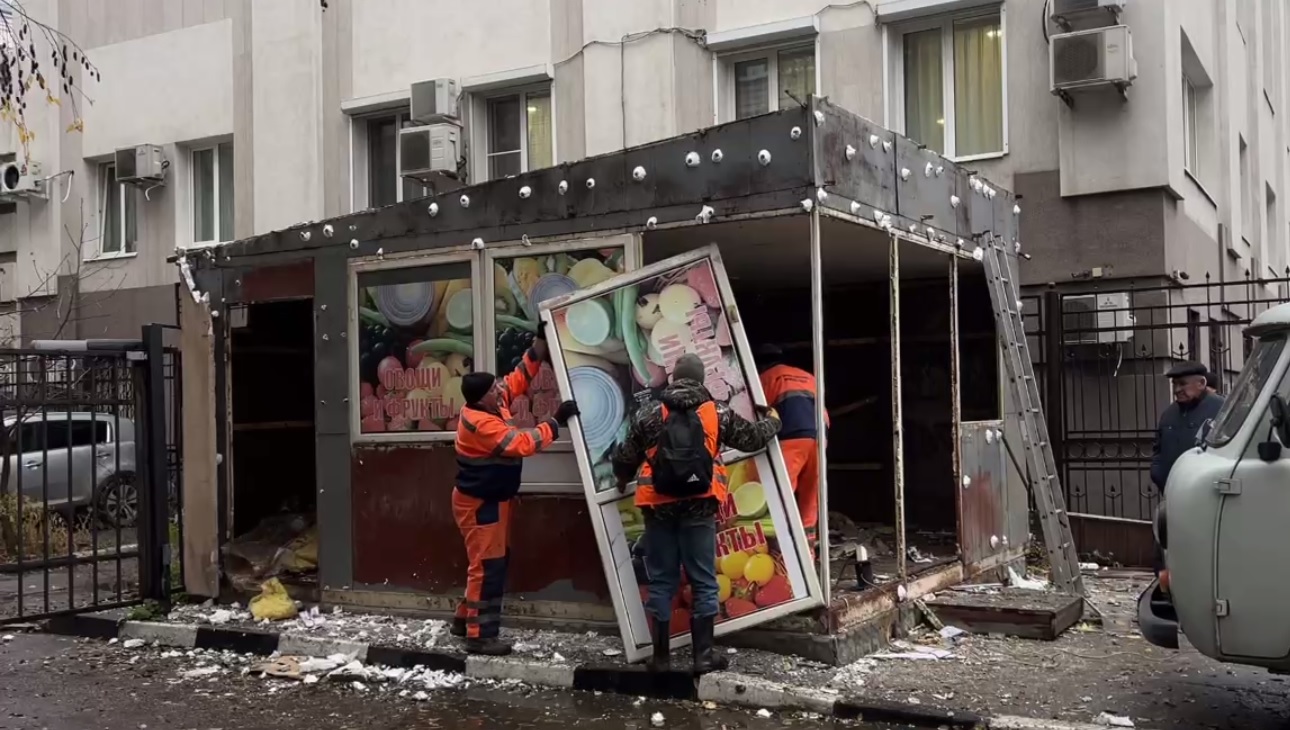 В Саратове снесли овощной ларек у здания следственного комитета